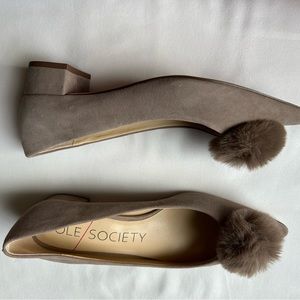 Gray heels with faux fur Pom